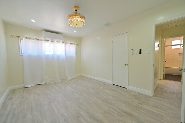 Building Photo - 326 E Olive Ave