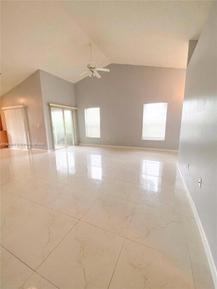 Building Photo - 487 SE 20th Dr