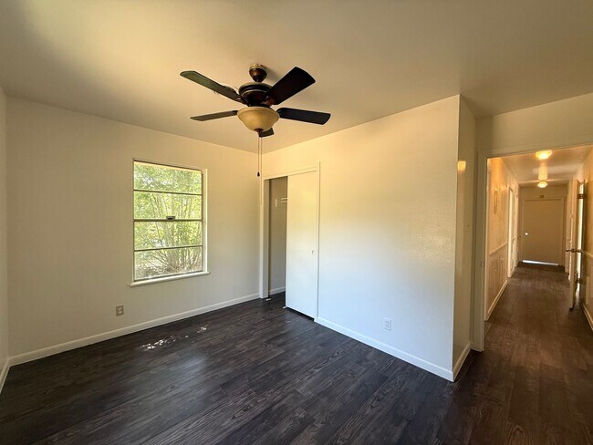 Building Photo - Walk to St. Edwards University!-2711 Littl...