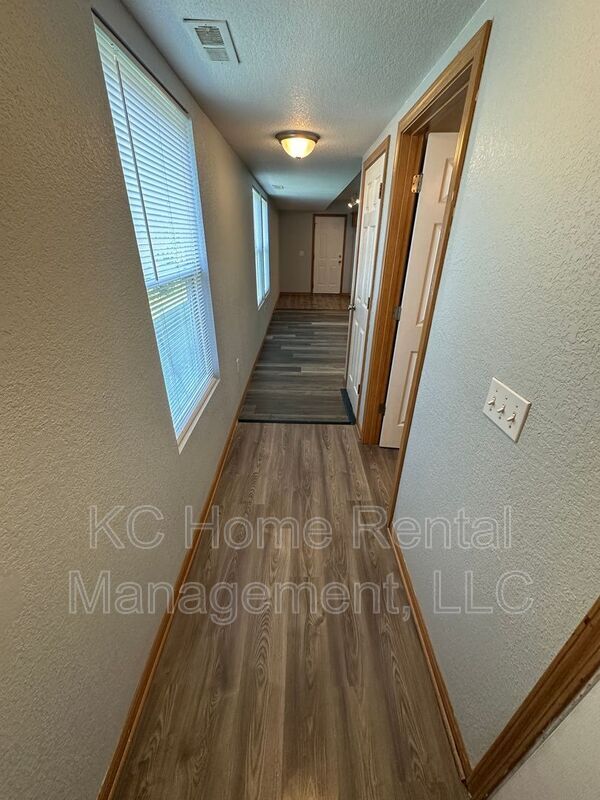 Building Photo - 1001 S Hocker Ave