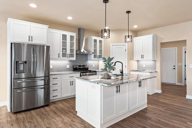 Building Photo - Large 3 Bedroom  Home