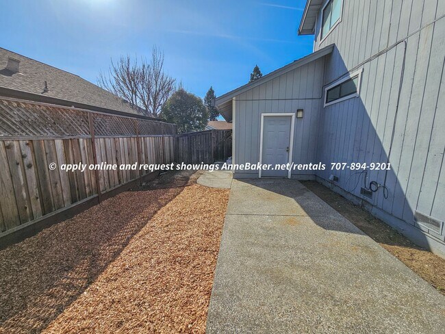 Building Photo - Newly Updated - New Appliances, Flooring, ...