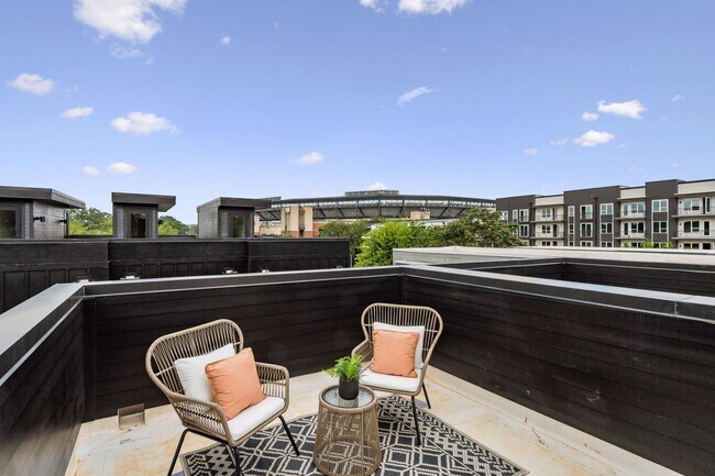 Building Photo - Designer Townhome Walking Distance to Summ...