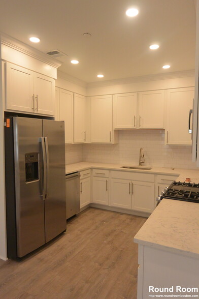 Building Photo - 120 Kenrick St