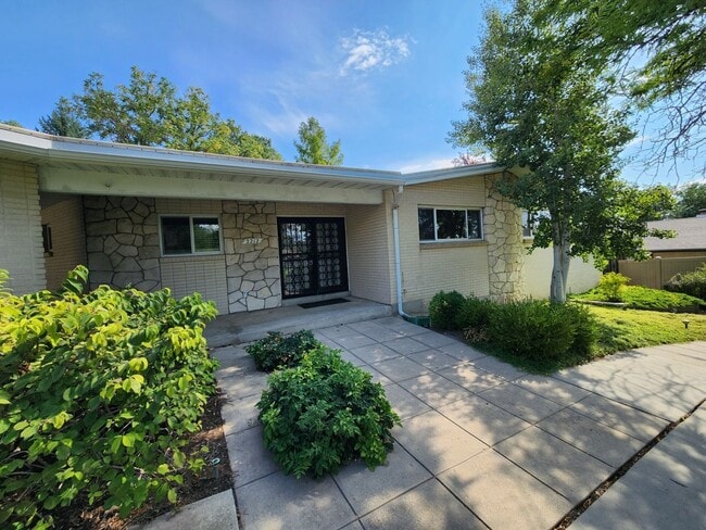 Building Photo - Beautiful 5 Bd 3.5 Ba Home in Holladay