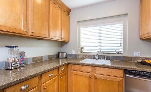 Building Photo - 1833 Fox Hills Dr