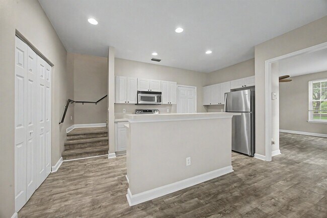 Building Photo - 3977 Four Oaks Blvd