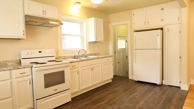 Building Photo - Newly renovated 4 bed 2 bath home