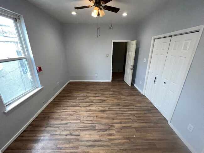 Building Photo - 4910 Lancaster Ave