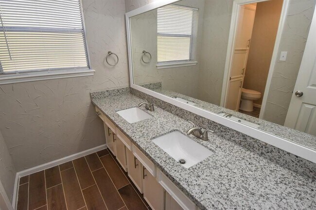 Building Photo - 1831 Willow Point Dr
