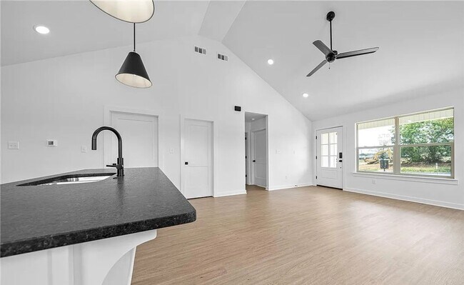 Building Photo - New 2 bedroom 2 bath house/FLEXIBLE LEASE TERM