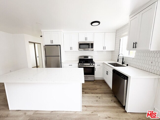 Building Photo - 5440 Carlton Way