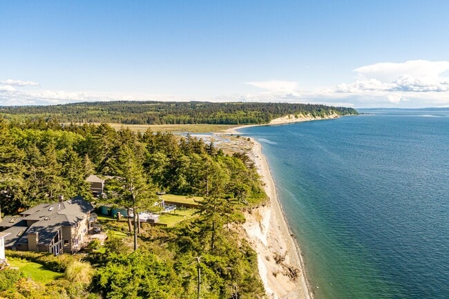 Building Photo - One Acre of Gorgeous Views and a Spacious ...