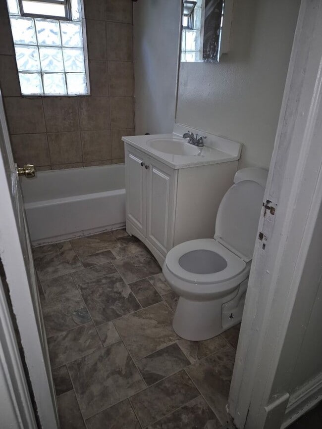 Building Photo - Spacious 4-Bedroom Upper Duplex with Yard
