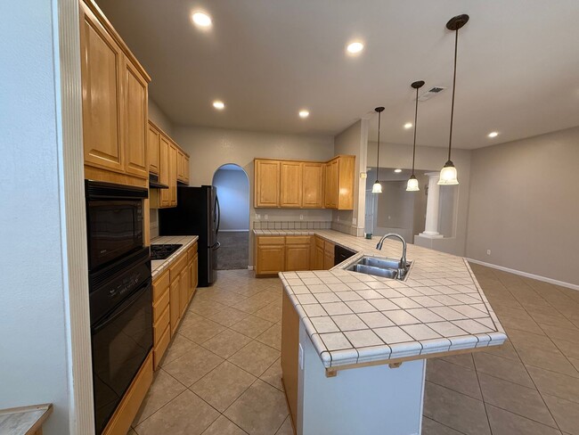 Building Photo - 4-bedroom single story in Sylvan School District!