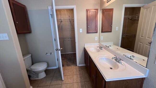 Building Photo - * Make this spacious home in Helotes off B...