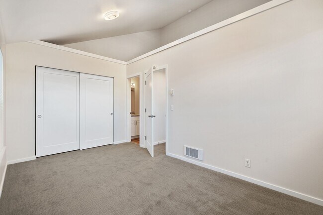 Building Photo - 166 Florentia St