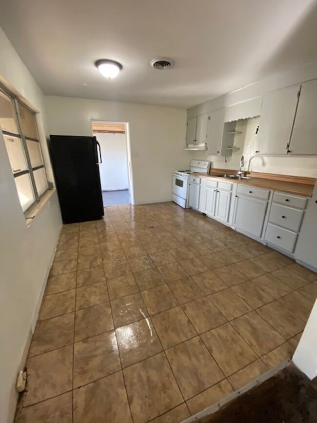 Building Photo - 2 Bed 1 Bath Home | Pet Friendly with Fenced Yard | Washer Dryer Hook Ups | Section 8 Welcome