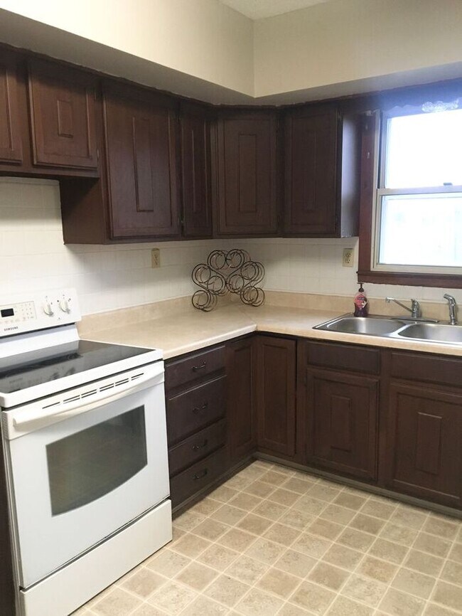 Building Photo - 3 bedroom / 1 bath house for rent - $1100-...