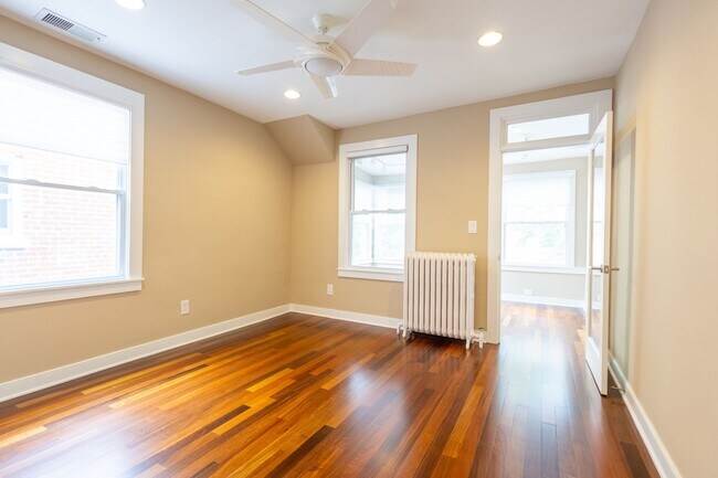 Building Photo - Beautiful 4 BR/3.5 BA Townhome in Cathedra...