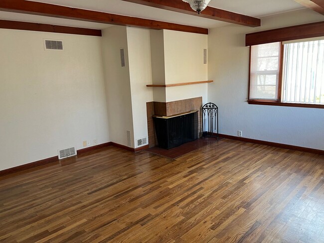 Building Photo - 4 BEDROOM 2 BATHROOM SINGLE FAMILY HOME