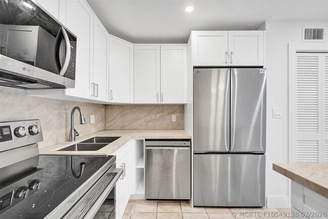 Building Photo - 4040 N Hills Dr