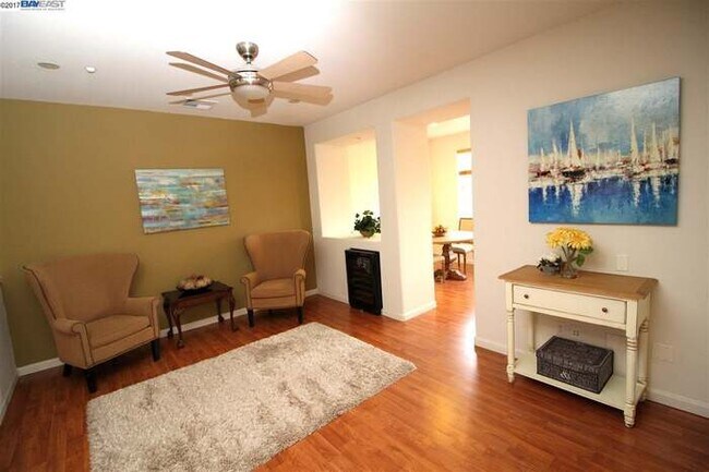 Building Photo - 467 Pariso Terrace