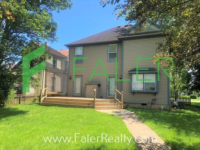 Building Photo - Show-stopping rental available - Lots of S...