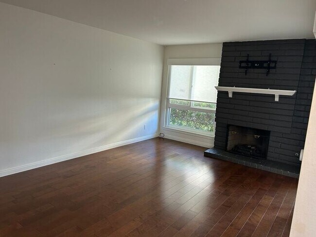 Building Photo - FANTASTIC 3BD TOWNHOUSE FOR LEASE!