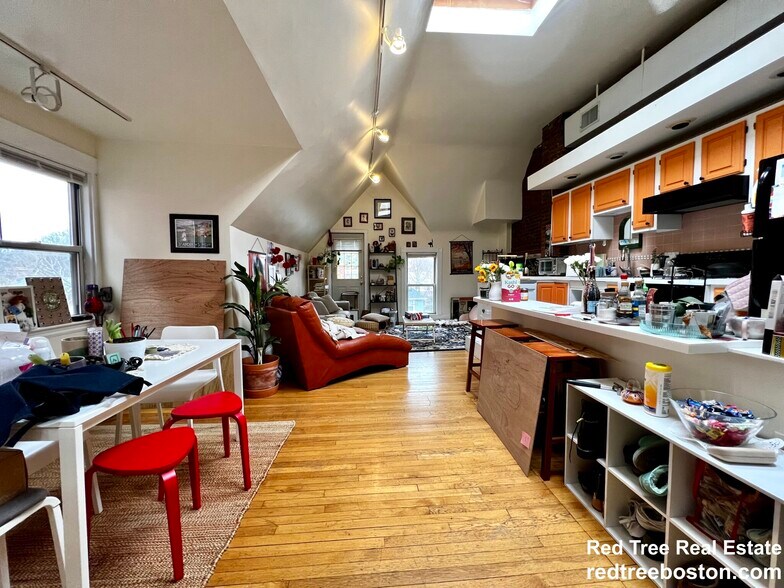 Building Photo - 1678 Beacon St