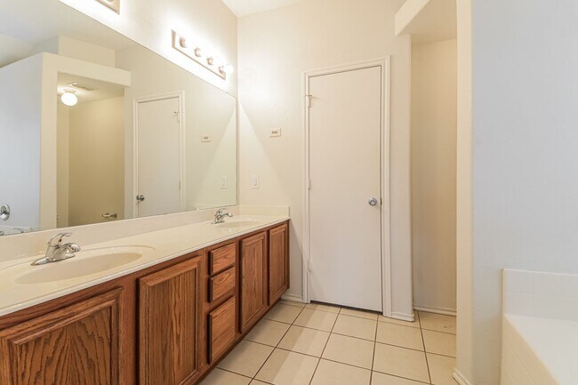 Building Photo - $1850 3 Bed/2 Bath/2 Garage Ready for Move-in Home in Mustang Creek