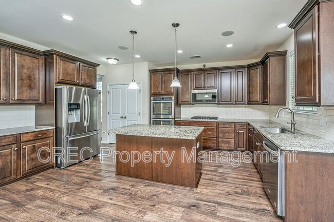 Building Photo - 201 Bigleaf Ct