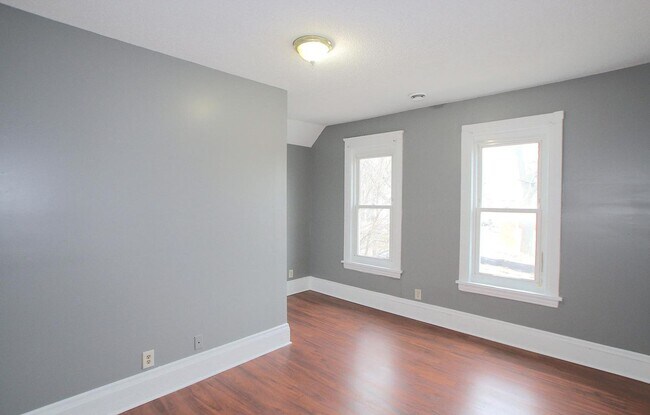 Building Photo - 220 E 27th St