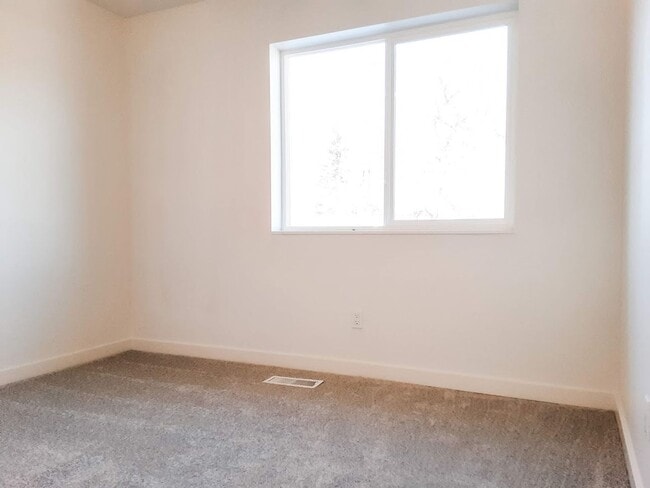 Building Photo - 2 BED/ 1.5 BATH TOWNHOME