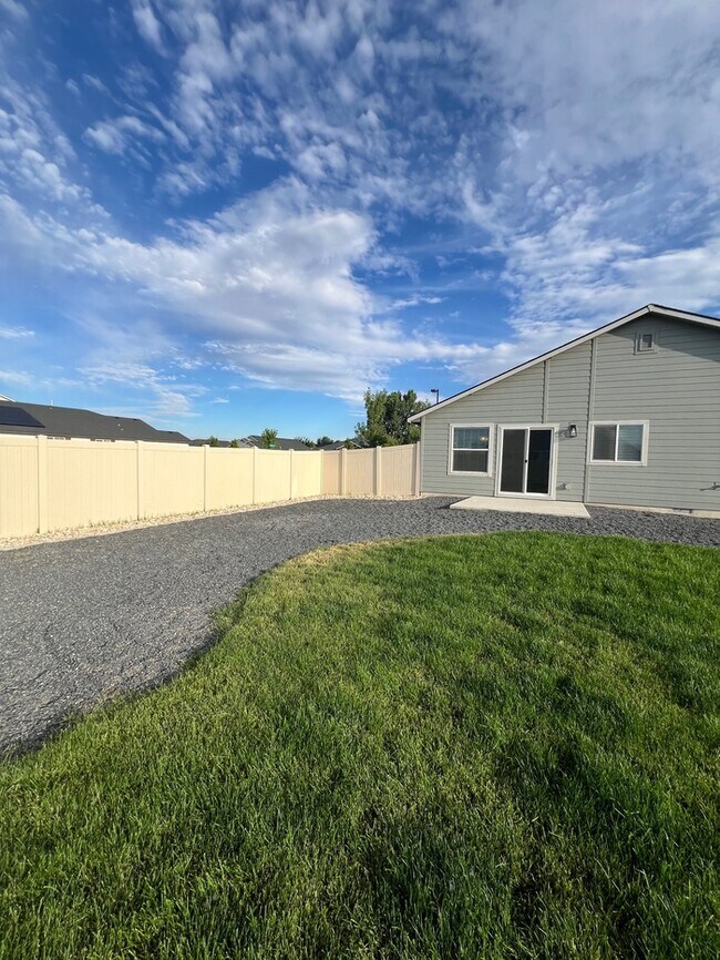 Building Photo - 3 Bed 2 Bath Nampa!