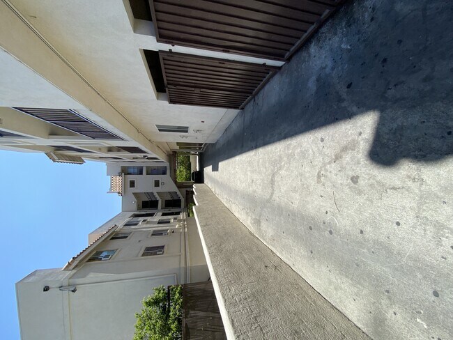 Building Photo - San Salvador Apts