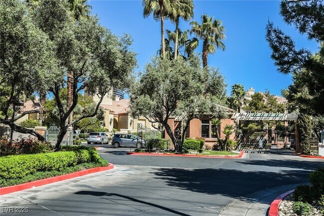 Building Photo - 220 E Flamingo Rd