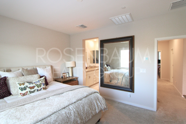 Building Photo - Stunning 3-beds, 2.5-baths townhome in the...