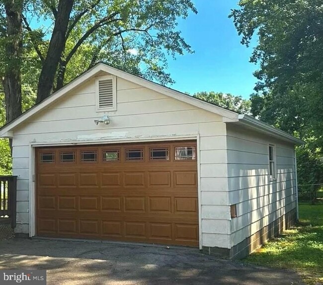 Building Photo - 4511 Eastlawn Ave