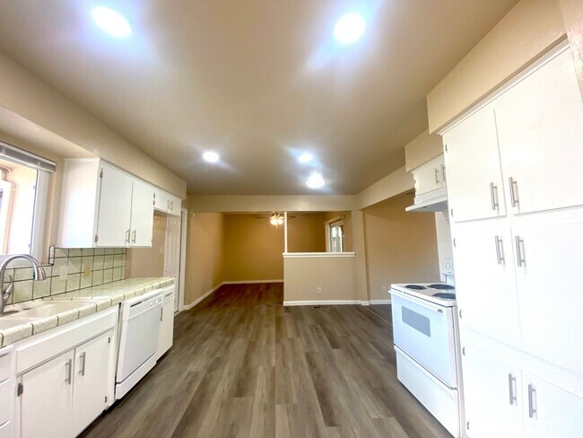 Building Photo - $1,895 Peach & Mckinley, 3 Bedroom - E. Ho...