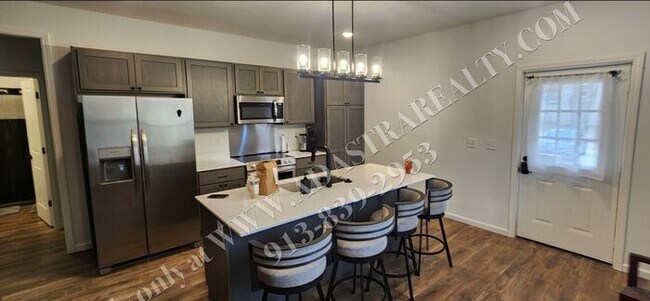 Building Photo - Like New Furnished Home in Lawrence Short Term Lease-Available NOW!!