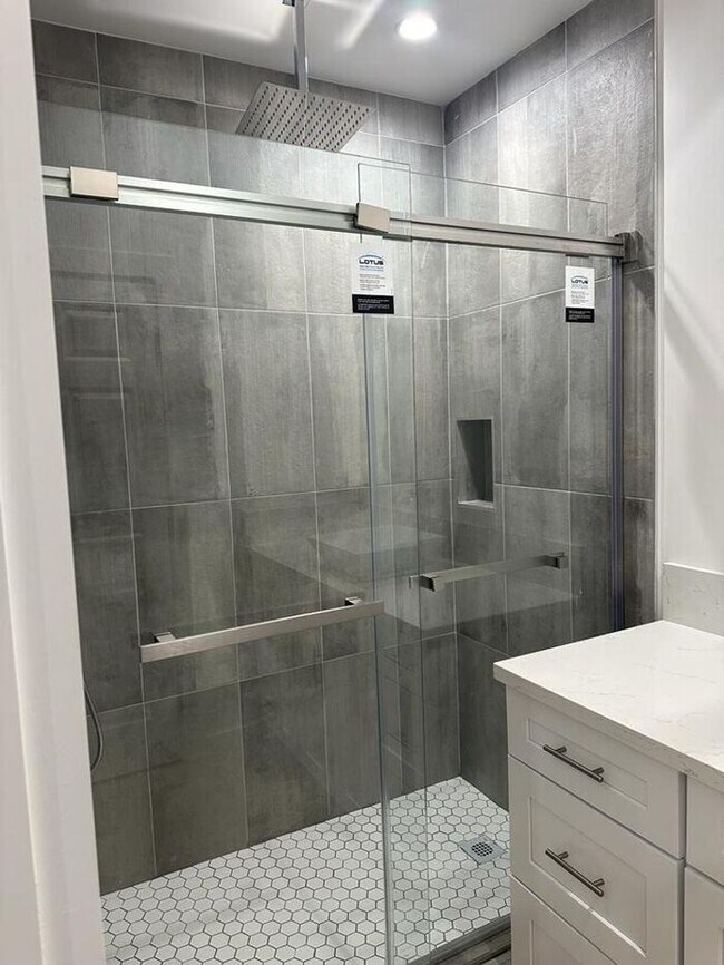 Building Photo - 3 Bedroom 2 Bathroom Single Home with Gara...