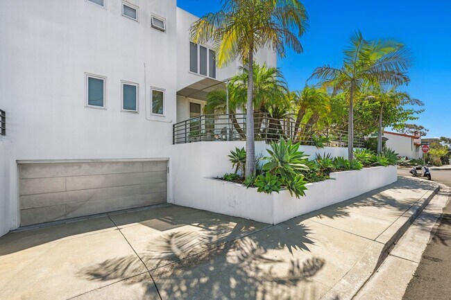 Building Photo - Gorgeous 3 Bed/3 Ba Home Tucked Away in th...