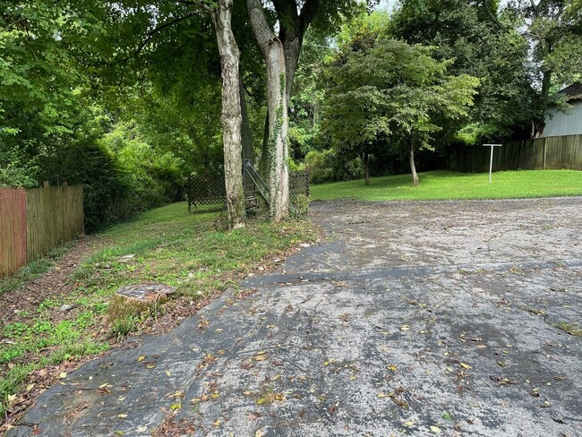 Building Photo - 4 bd 2 ba including a basement apartment in a great East Nashville location