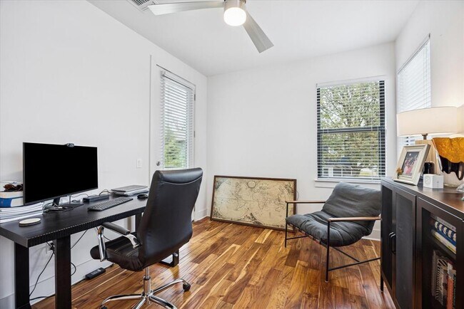 Building Photo - 1011 E 12th St