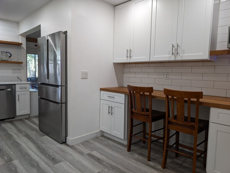 Eat in kitchen bar - 4440 Saxon Dr