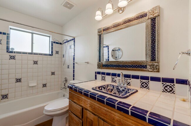 Building Photo - Charming Central Guest House