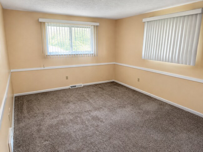 Building Photo - Spacious 3-Bedroom Split-Level with Formal Dining Room, Fireplace, and Fenced Backyard