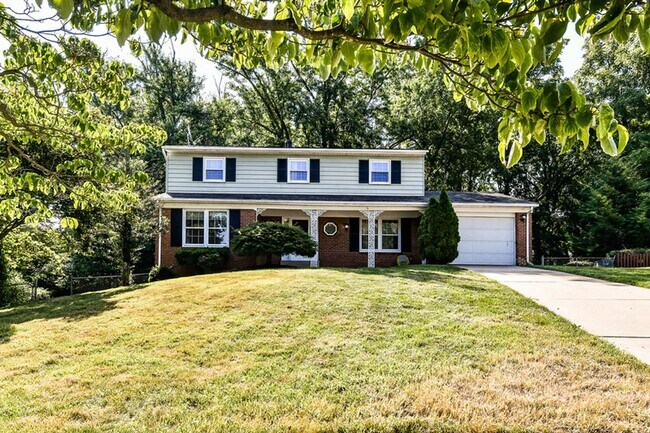 Primary Photo - Spacious 4 Bed 2/2 Bath Home with Park-Lik...