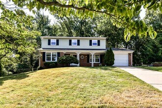 Building Photo - Spacious 4 Bed 2/2 Bath Home with Park-Lik...